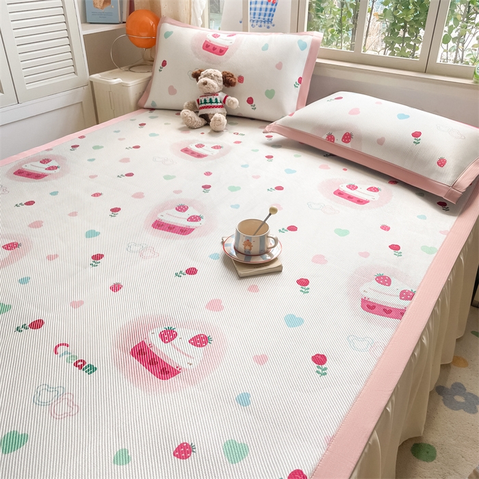 91家纺网 家纺一手货源 找家纺 美澳家纺 2025新款数码印花冰藤席凉席三件套床笠款凉席三件套 草莓多多