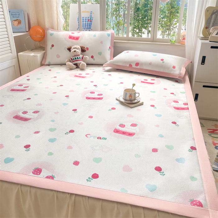 91家纺网 家纺一手货源 找家纺 美澳家纺 2025新款数码印花冰藤席凉席三件套床笠款凉席三件套 草莓多多