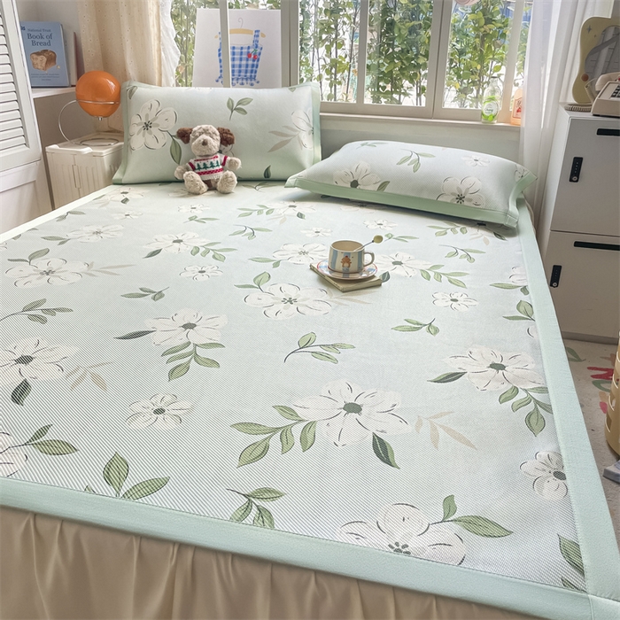 91家纺网 家纺一手货源 找家纺 美澳家纺 2025新款数码印花冰藤席凉席三件套床笠款凉席三件套 绿意盎然