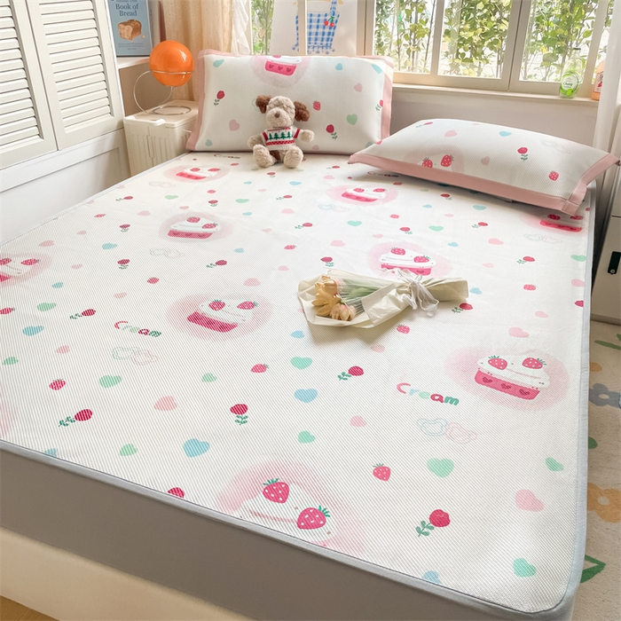 91家纺网 家纺一手货源 找家纺 美澳家纺 2025新款数码印花冰藤席凉席三件套床笠款凉席三件套 草莓多多