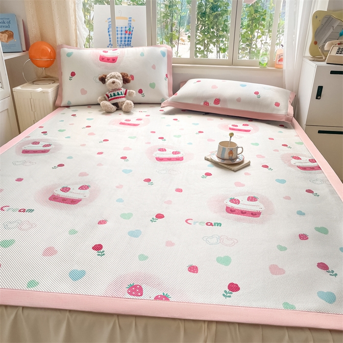 91家纺网 家纺一手货源 找家纺 美澳家纺 2025新款数码印花冰藤席凉席三件套床笠款凉席三件套 草莓多多