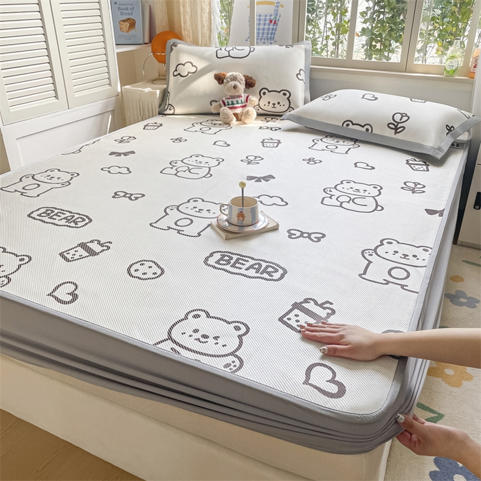 91家纺网 家纺一手货源 找家纺 美澳家纺 2025新款数码印花冰藤席凉席三件套床笠款凉席三件套 开心旺仔