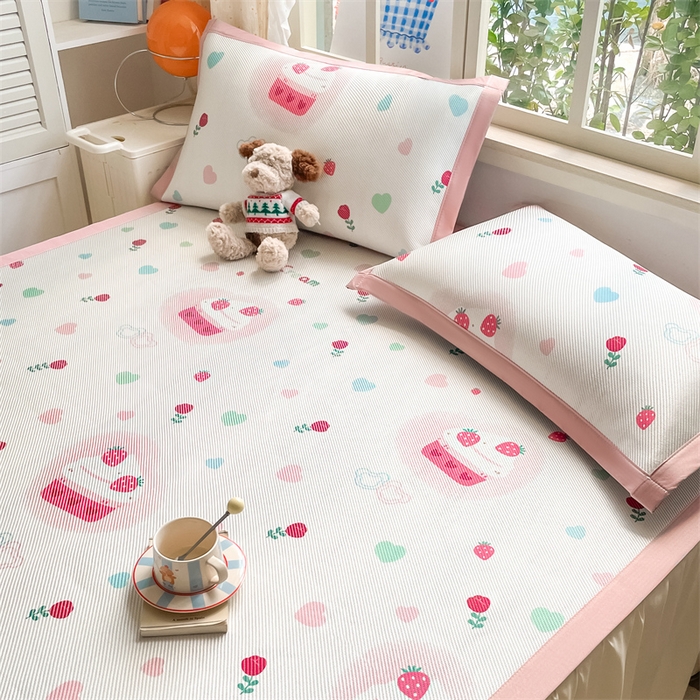 91家纺网 家纺一手货源 找家纺 美澳家纺 2025新款数码印花冰藤席凉席三件套床笠款凉席三件套 草莓多多