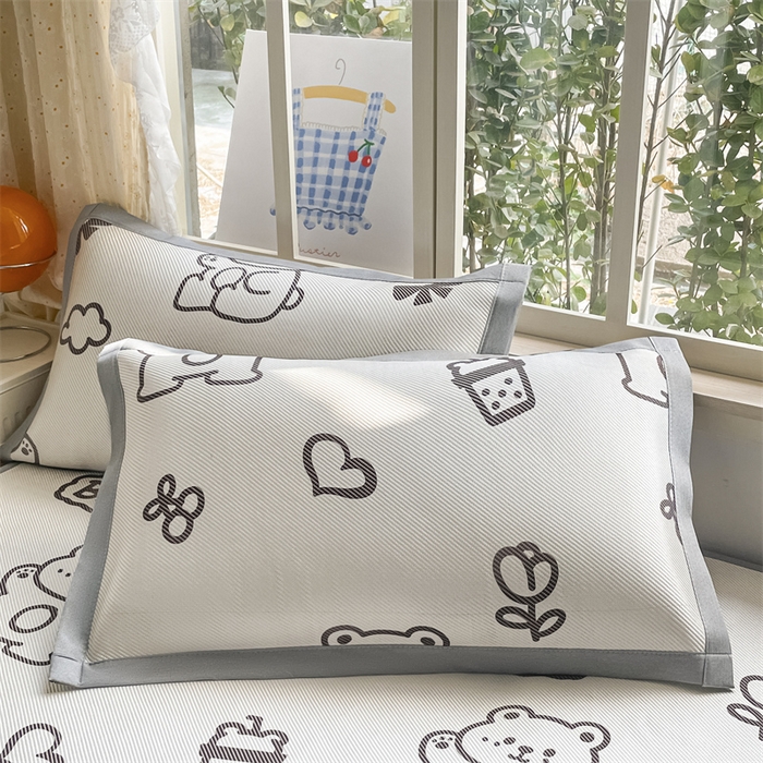 91家纺网 家纺一手货源 找家纺 美澳家纺 2025新款数码印花冰藤席凉席三件套床笠款凉席三件套 开心旺仔