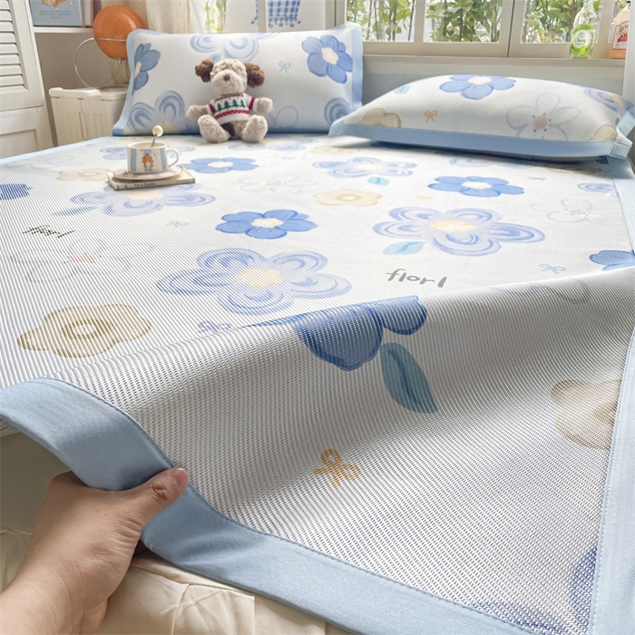 91家纺网 家纺一手货源 找家纺 美澳家纺 2025新款数码印花冰藤席凉席三件套床笠款凉席三件套 花漾星辰