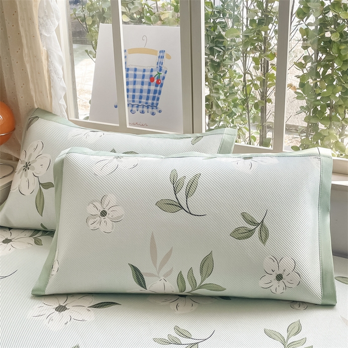 91家纺网 家纺一手货源 找家纺 美澳家纺 2025新款数码印花冰藤席凉席三件套床笠款凉席三件套 绿意盎然