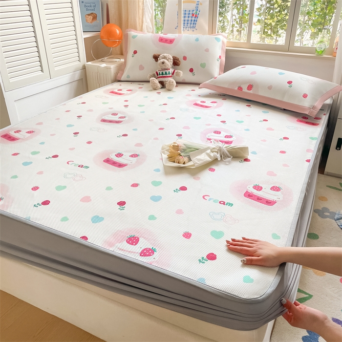 91家纺网 家纺一手货源 找家纺 美澳家纺 2025新款数码印花冰藤席凉席三件套床笠款凉席三件套 草莓多多