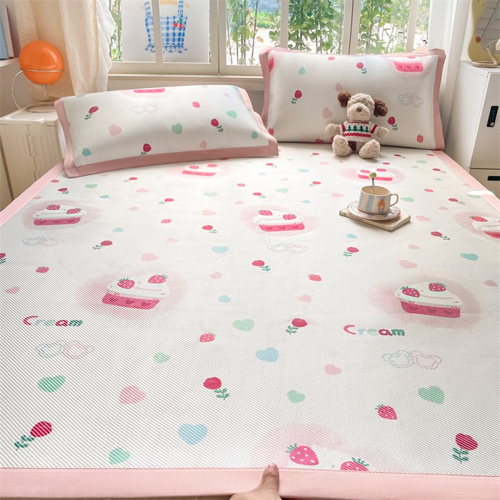 91家纺网 家纺一手货源 找家纺 美澳家纺 2025新款数码印花冰藤席凉席三件套床笠款凉席三件套 草莓多多