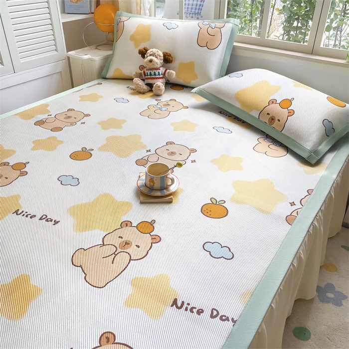 91家纺网 家纺一手货源 找家纺 美澳家纺 2025新款数码印花冰藤席凉席三件套床笠款凉席三件套 咕噜小熊