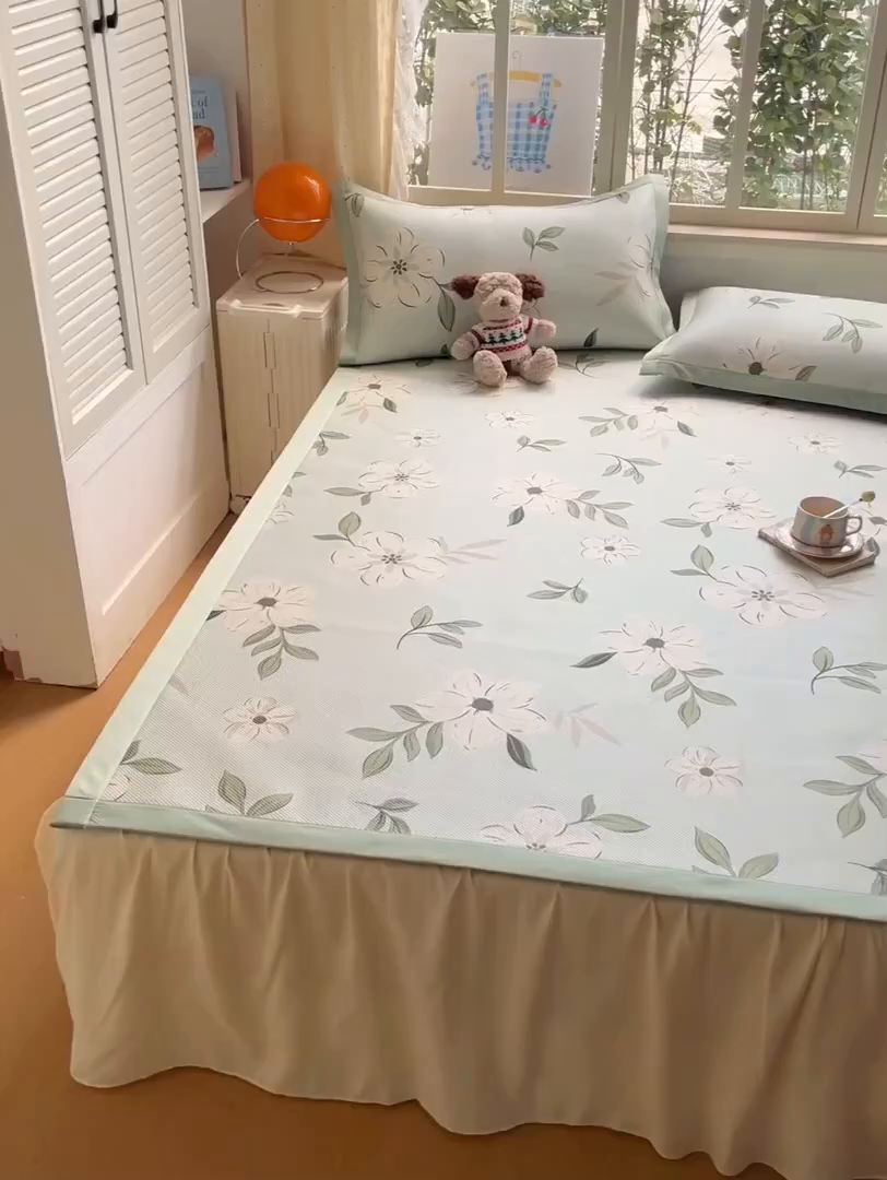 91家纺网 家纺一手货源 找家纺 美澳家纺 2025新款数码印花冰藤席凉席三件套床笠款凉席三件套 绿意盎然