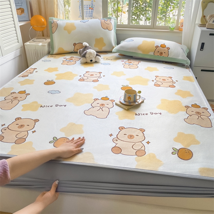 91家纺网 家纺一手货源 找家纺 美澳家纺 2025新款数码印花冰藤席凉席三件套床笠款凉席三件套 咕噜小熊