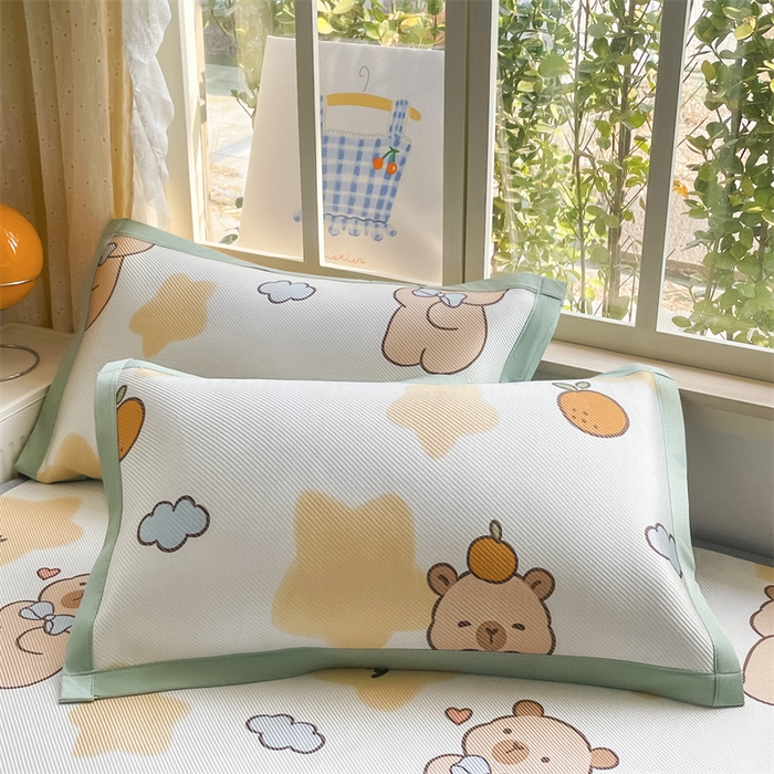 91家纺网 家纺一手货源 找家纺 美澳家纺 2025新款数码印花冰藤席凉席三件套床笠款凉席三件套 咕噜小熊