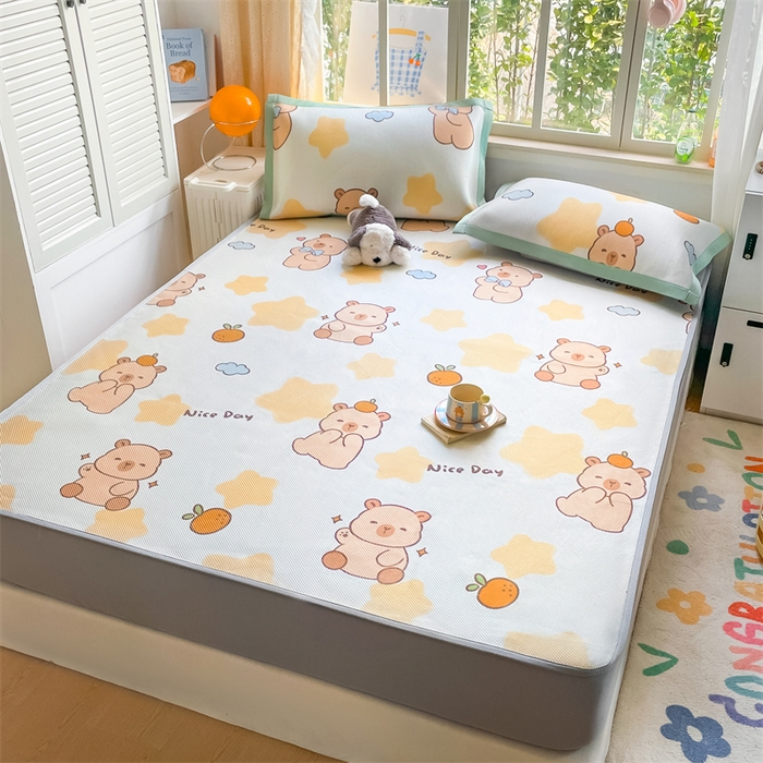 91家纺网 家纺一手货源 找家纺 美澳家纺 2025新款数码印花冰藤席凉席三件套床笠款凉席三件套 咕噜小熊