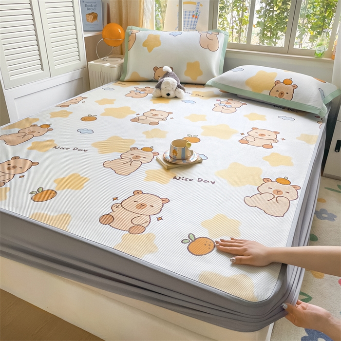 91家纺网 家纺一手货源 找家纺 美澳家纺 2025新款数码印花冰藤席凉席三件套床笠款凉席三件套 咕噜小熊