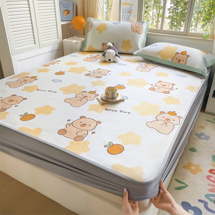 91家纺网 家纺一手货源 找家纺 美澳家纺 2025新款数码印花冰藤席凉席三件套床笠款凉席三件套 咕噜小熊