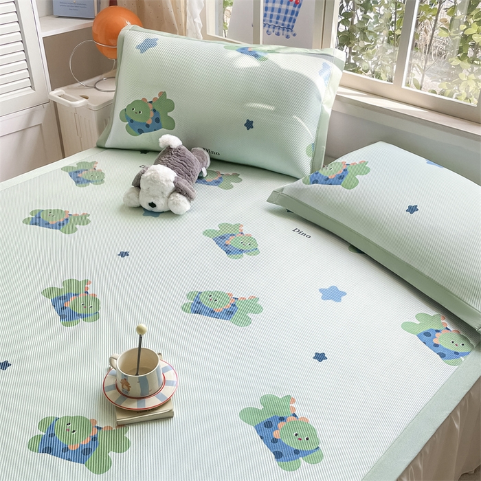 91家纺网 家纺一手货源 找家纺 美澳家纺 2025新款数码印花冰藤席凉席三件套床笠款凉席三件套 恐龙派对