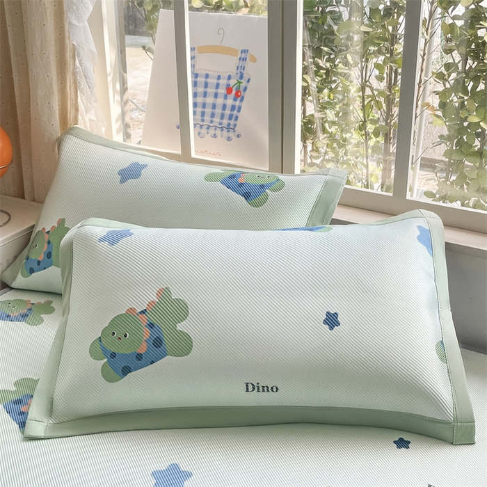 91家纺网 家纺一手货源 找家纺 美澳家纺 2025新款数码印花冰藤席凉席三件套床笠款凉席三件套 恐龙派对