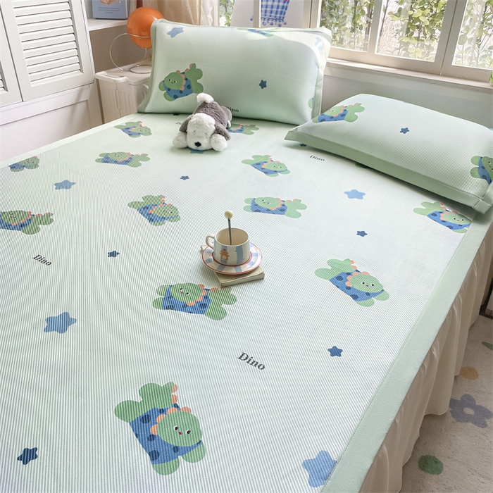 91家纺网 家纺一手货源 找家纺 美澳家纺 2025新款数码印花冰藤席凉席三件套床笠款凉席三件套 恐龙派对