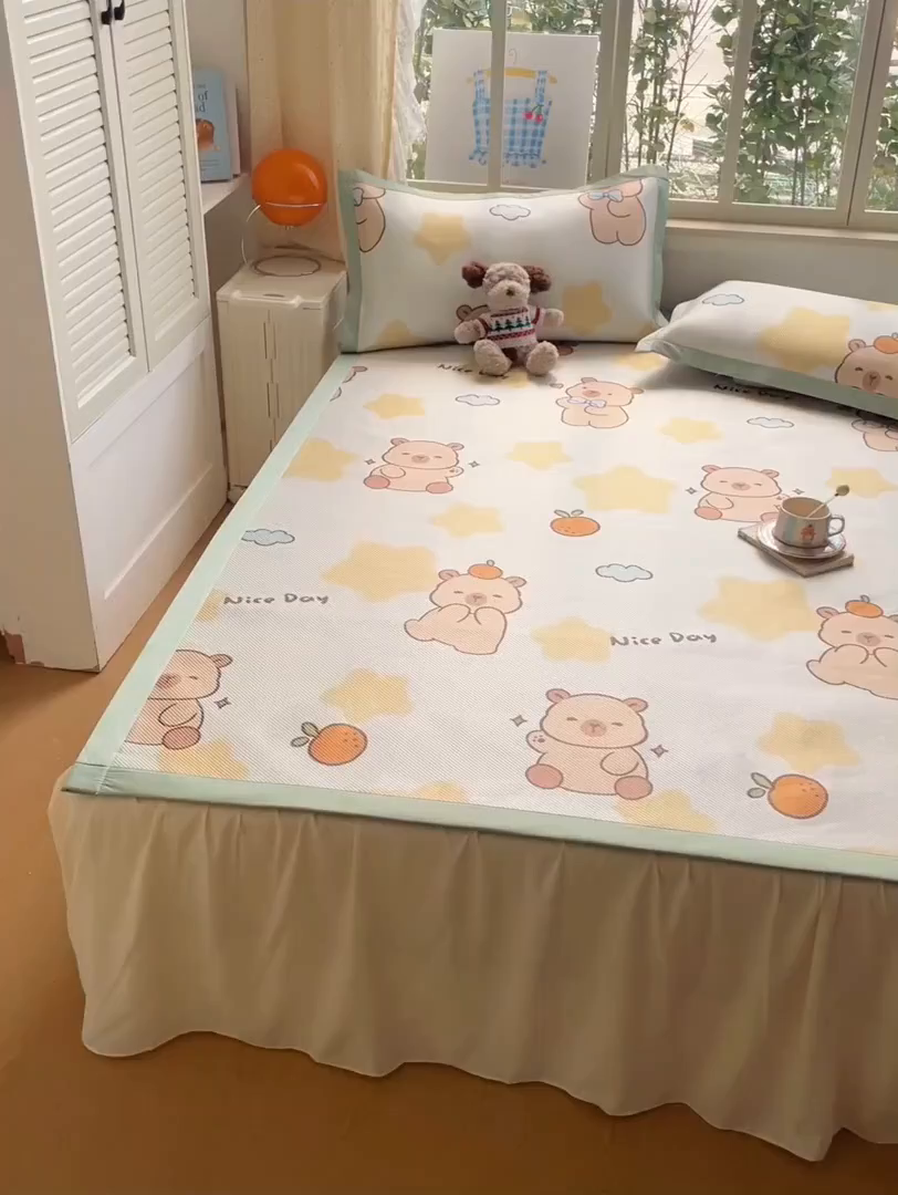 91家纺网 家纺一手货源 找家纺 美澳家纺 2025新款数码印花冰藤席凉席三件套床笠款凉席三件套 咕噜小熊