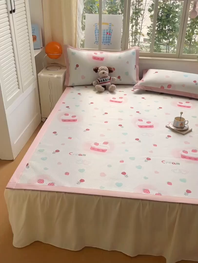 91家纺网 家纺一手货源 找家纺 美澳家纺 2025新款数码印花冰藤席凉席三件套床笠款凉席三件套 草莓多多