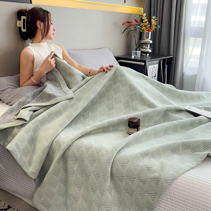 91家纺网 家纺一手货源 找家纺 世纪绒品 2025新款A类全棉纯棉三层纱多功能毛巾被盖毯床单夏被夏凉被空调被 莫奈-淡绿
