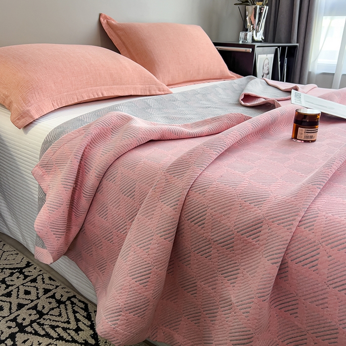 91家纺网 家纺一手货源 找家纺 世纪绒品 2026新款A类全棉纯棉三层纱多功能毛巾被盖毯床单夏被夏凉被空调被 莫奈-粉