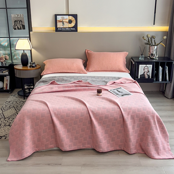 91家纺网 家纺一手货源 找家纺 世纪绒品 2026新款A类全棉纯棉三层纱多功能毛巾被盖毯床单夏被夏凉被空调被 莫奈-粉