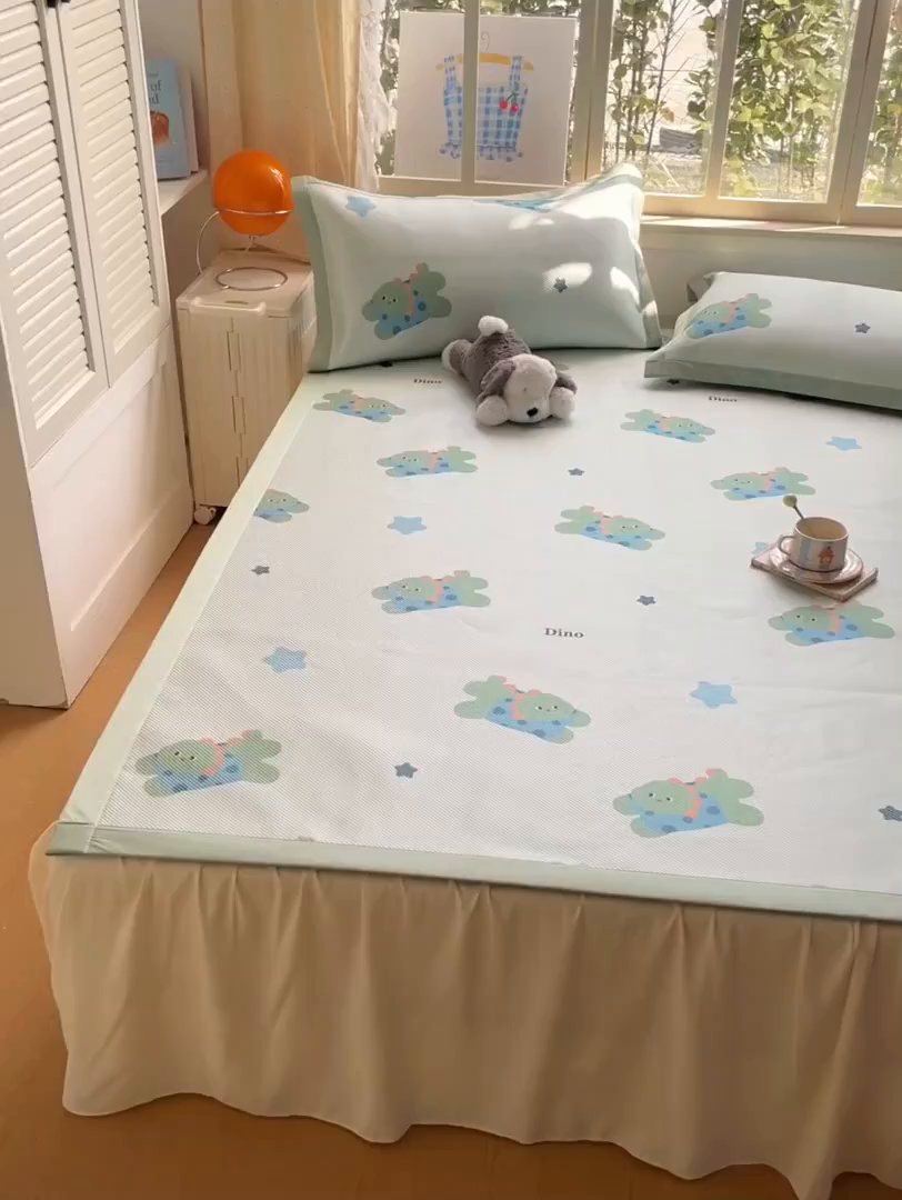 91家纺网 家纺一手货源 找家纺 美澳家纺 2025新款数码印花冰藤席凉席三件套床笠款凉席三件套 恐龙派对