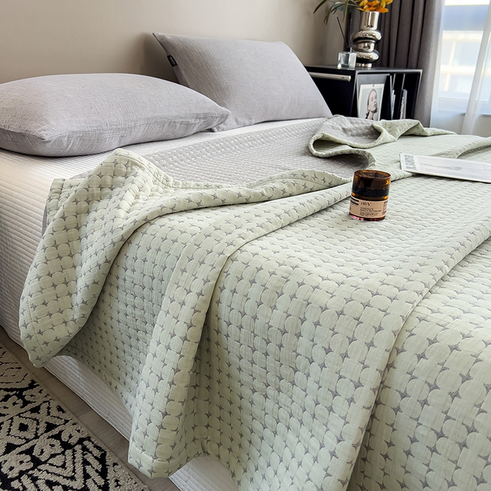 91家纺网 家纺一手货源 找家纺 世纪绒品 2025新款A类全棉纯棉三层纱多功能毛巾被盖毯床单夏被夏凉被空调被 时光-淡绿