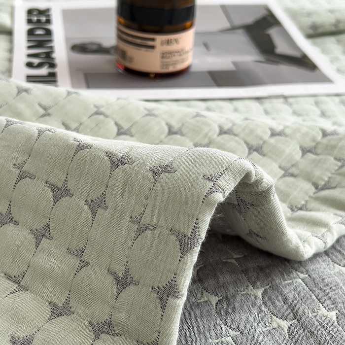 91家纺网 家纺一手货源 找家纺 世纪绒品 2025新款A类全棉纯棉三层纱多功能毛巾被盖毯床单夏被夏凉被空调被 时光-淡绿