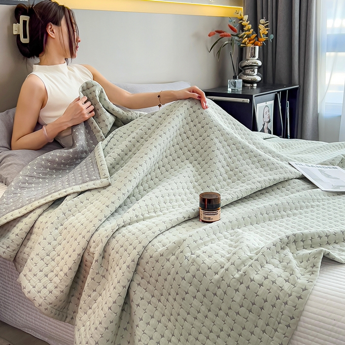 91家纺网 家纺一手货源 找家纺 世纪绒品 2025新款A类全棉纯棉三层纱多功能毛巾被盖毯床单夏被夏凉被空调被 时光-淡绿