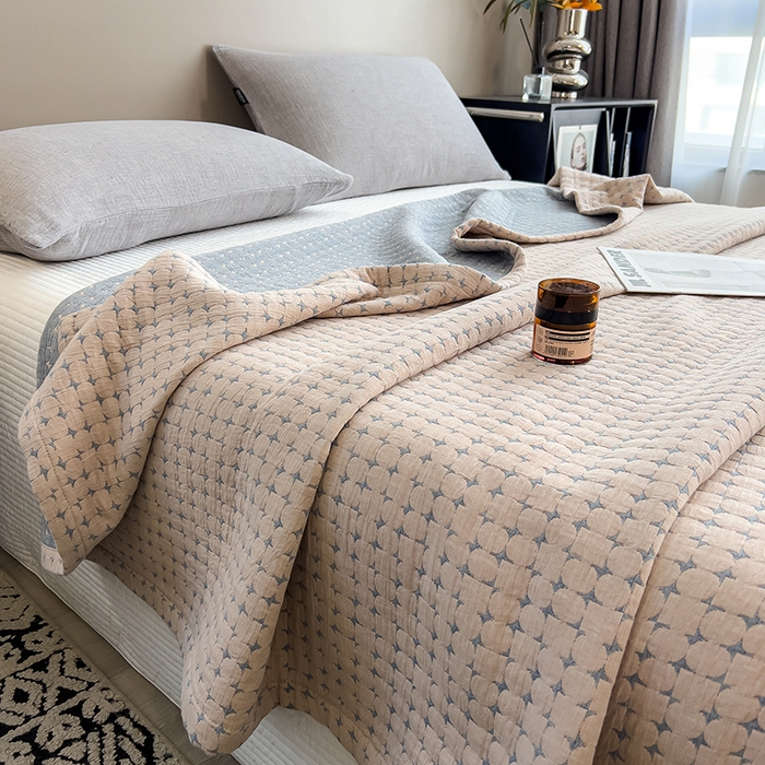 91家纺网 家纺一手货源 找家纺 世纪绒品 2025新款A类全棉纯棉三层纱多功能毛巾被盖毯床单夏被夏凉被空调被 时光-浅咖