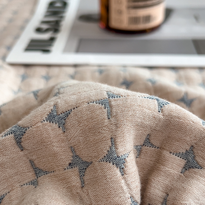 91家纺网 家纺一手货源 找家纺 世纪绒品 2025新款A类全棉纯棉三层纱多功能毛巾被盖毯床单夏被夏凉被空调被 时光-浅咖