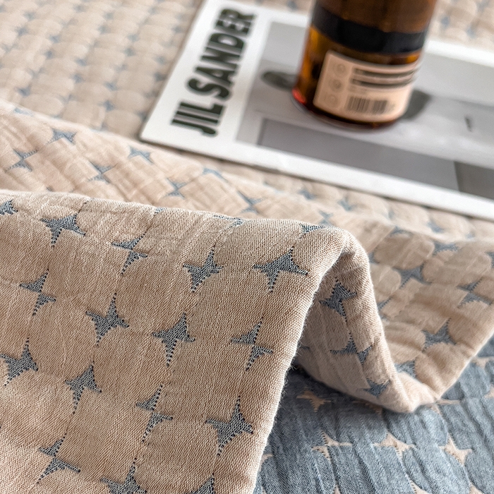 91家纺网 家纺一手货源 找家纺 世纪绒品 2025新款A类全棉纯棉三层纱多功能毛巾被盖毯床单夏被夏凉被空调被 时光-浅咖