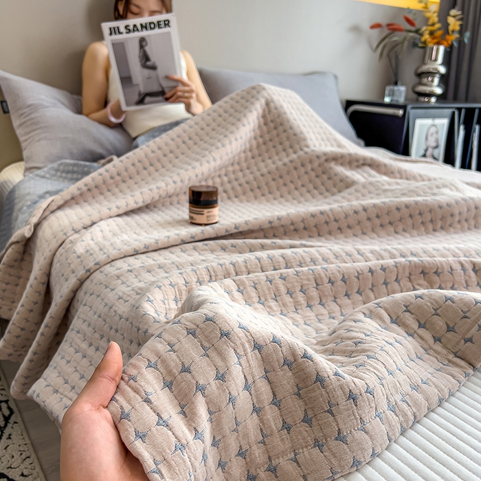 91家纺网 家纺一手货源 找家纺 世纪绒品 2025新款A类全棉纯棉三层纱多功能毛巾被盖毯床单夏被夏凉被空调被 时光-浅咖