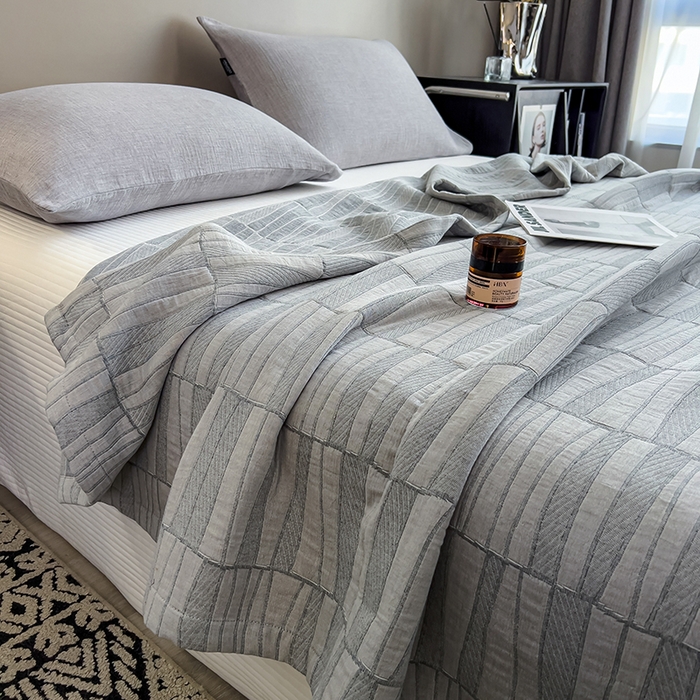 91家纺网 家纺一手货源 找家纺 世纪绒品 2025新款A类全棉纯棉三层纱多功能毛巾被盖毯床单夏被夏凉被空调被 知意-灰