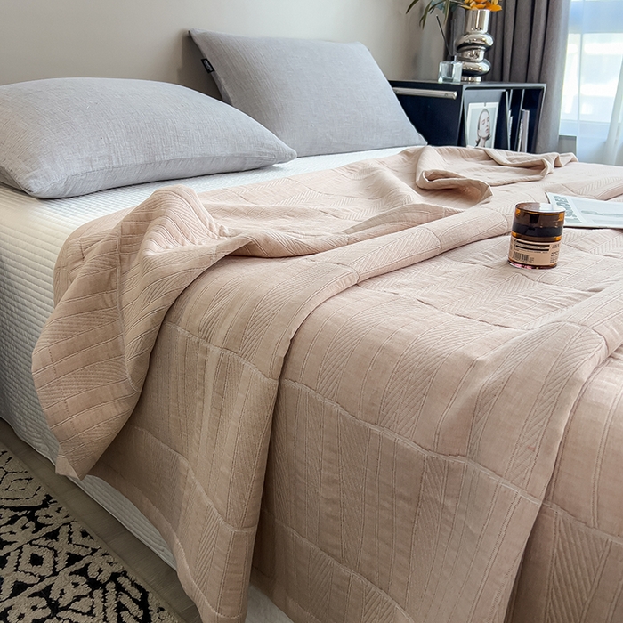 91家纺网 家纺一手货源 找家纺 世纪绒品 2025新款A类全棉纯棉三层纱多功能毛巾被盖毯床单夏被夏凉被空调被 知意-咖