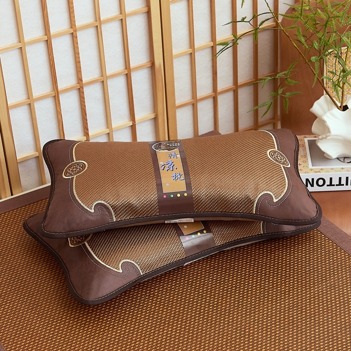 91家纺网 家纺一手货源 找家纺 （总）优波兔 2025新款夏凉枕冰藤中式一体式绣花圆枕（37x57）荞麦壳枕