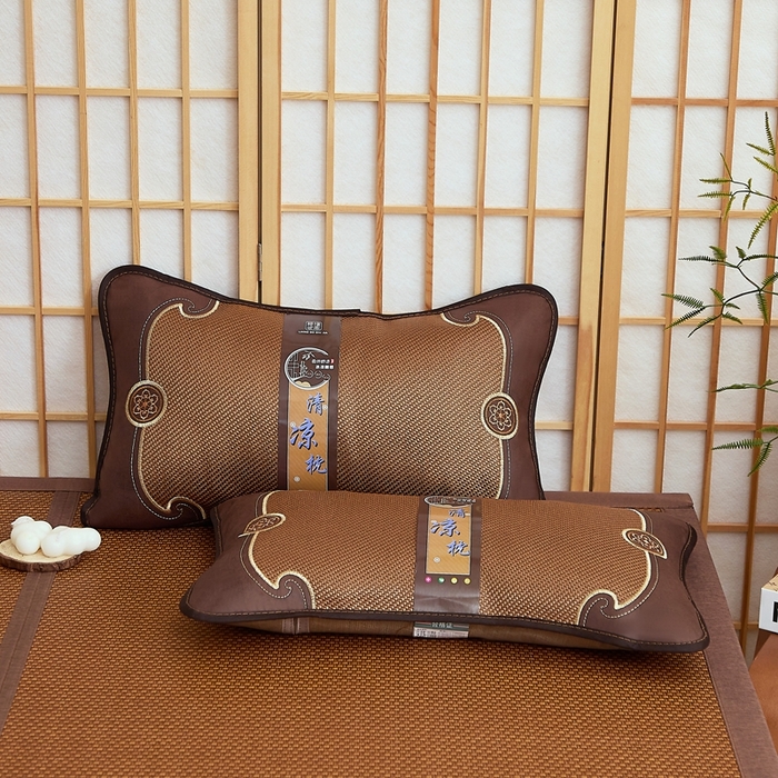 91家纺网 家纺一手货源 找家纺 （总）优波兔 2025新款夏凉枕冰藤中式一体式绣花圆枕（37x57）荞麦壳枕