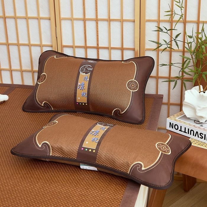 91家纺网 家纺一手货源 找家纺 （总）优波兔 2025新款夏凉枕冰藤中式一体式绣花圆枕（37x57）荞麦壳枕