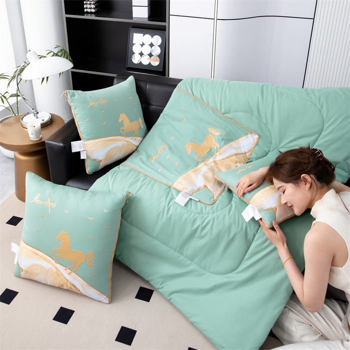 91家纺网 家纺一手货源 找家纺 照世家纺 2025新款全棉A类马上成功抱枕被 橄榄绿