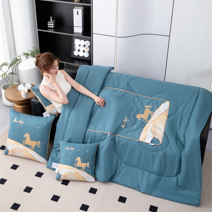 91家纺网 家纺一手货源 找家纺 照世家纺 2025新款全棉A类马上成功抱枕被 湖蓝