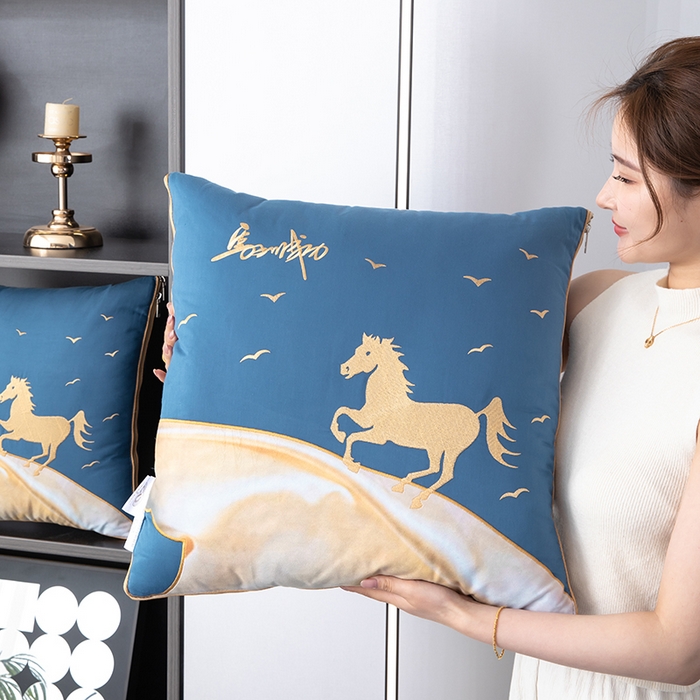 91家纺网 家纺一手货源 找家纺 照世家纺 2025新款全棉A类马上成功抱枕被 孔雀蓝