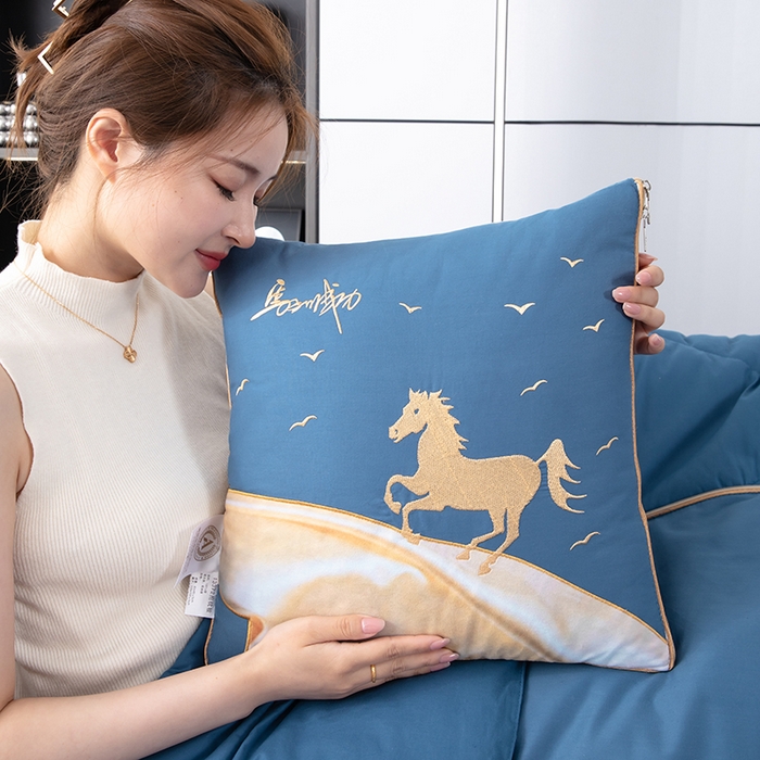 91家纺网 家纺一手货源 找家纺 照世家纺 2025新款全棉A类马上成功抱枕被 孔雀蓝