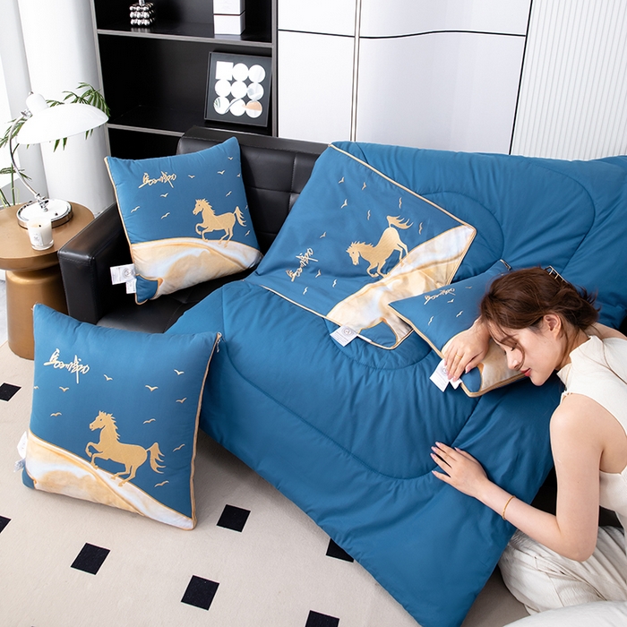 91家纺网 家纺一手货源 找家纺 照世家纺 2025新款全棉A类马上成功抱枕被 孔雀蓝