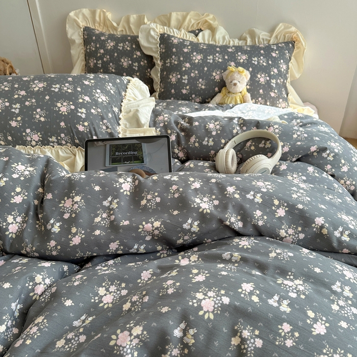 91家纺网 家纺一手货源 找家纺 盼季家纺 2025新款日韩系小碎花荷叶花边床上用品四件套 荷叶花边嫣然兔-灰