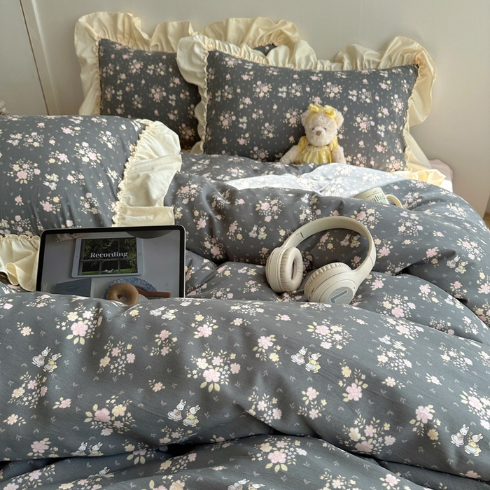 91家纺网 家纺一手货源 找家纺 盼季家纺 2025新款日韩系小碎花荷叶花边床上用品四件套 荷叶花边嫣然兔-灰