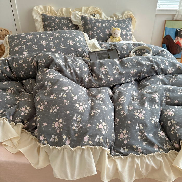 91家纺网 家纺一手货源 找家纺 盼季家纺 2025新款日韩系小碎花荷叶花边床上用品四件套 荷叶花边嫣然兔-灰