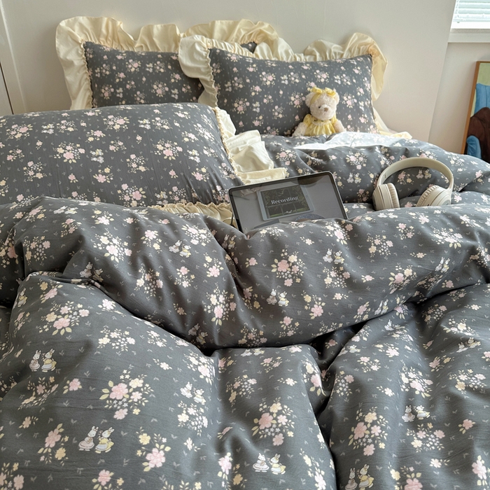 91家纺网 家纺一手货源 找家纺 盼季家纺 2025新款日韩系小碎花荷叶花边床上用品四件套 荷叶花边嫣然兔-灰