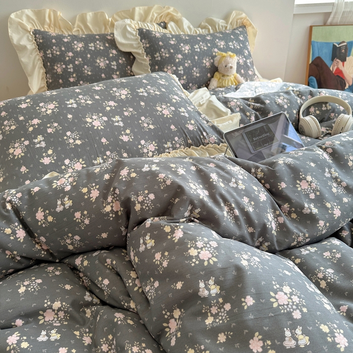 91家纺网 家纺一手货源 找家纺 盼季家纺 2025新款日韩系小碎花荷叶花边床上用品四件套 荷叶花边嫣然兔-灰